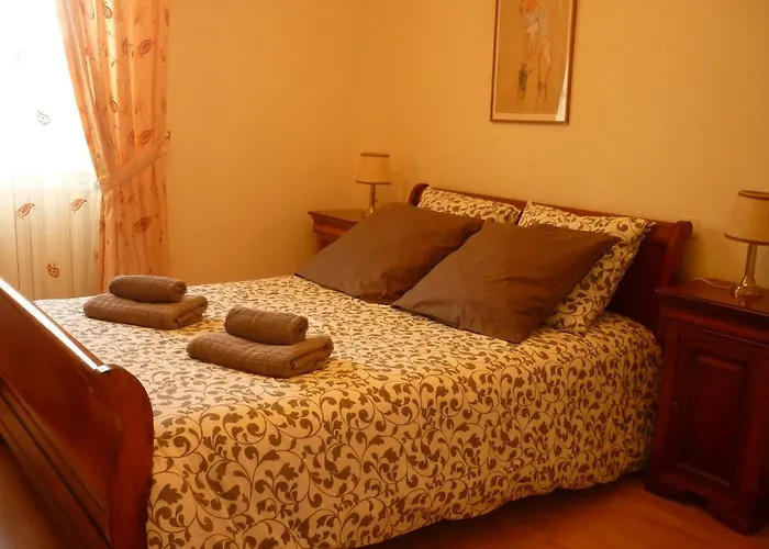 Maison Dans La Cite Medievale De Nyaraló